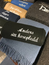 Last inn bildet i Galleri-visningsprogrammet, Deilig mykt fleecepledd med valgfri tekst. (5 ord er inkludert)