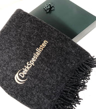 Last inn bildet i Galleri-visningsprogrammet, 10 stk ullpledd med brodert logo. En gave som varmer og betyr noe.