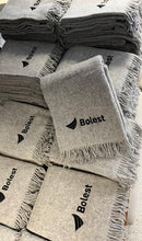 Last inn bildet i Galleri-visningsprogrammet, 10 stk ullpledd med brodert logo. En gave som varmer og betyr noe.