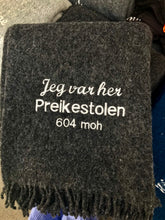 Last inn bildet i Galleri-visningsprogrammet, Preikestolen ullpledd, brodert med dato etc.