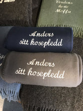 Last inn bildet i Galleri-visningsprogrammet, Deilig mykt fleecepledd med valgfri tekst. (5 ord er inkludert)
