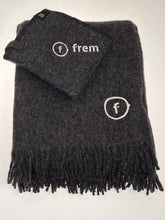 Last inn bildet i Galleri-visningsprogrammet, 10 stk ullpledd med brodert logo. En gave som varmer og betyr noe.