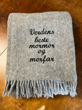 Last inn bildet i Galleri-visningsprogrammet, Personlig ullpledd med brodert tekst – perfekt gave til familie
