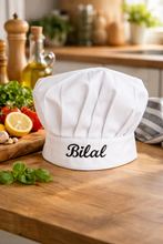Last inn bildet i Galleri-visningsprogrammet, Kokkehatt med brodert navn, tittel, firma etc. Du velger tekst og vi broderer...Velg farge.
