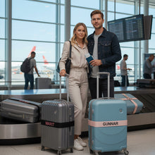 Last inn bildet i Galleri-visningsprogrammet, Stor bagasjestropp/reim til koffertene. (Med navn*). Sikre og finn igjen kofferten din igjen i mengden og få din egen farge og design.
