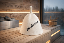 Last inn bildet i Galleri-visningsprogrammet, Jacuzzi-/badstulue i ull med brodert navn, gave som varmer i jacuzzien. Til isbading også.
