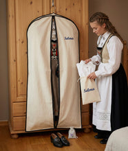 Last inn bildet i Galleri-visningsprogrammet, 1 Bunadsposesett; Bunadspose, skjortepose og skopose i bomull med brodert navn
