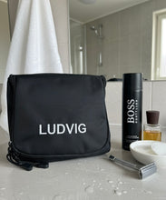 Last inn bildet i Galleri-visningsprogrammet, Sort toalettveske med krok – praktisk, romslig og stilren
