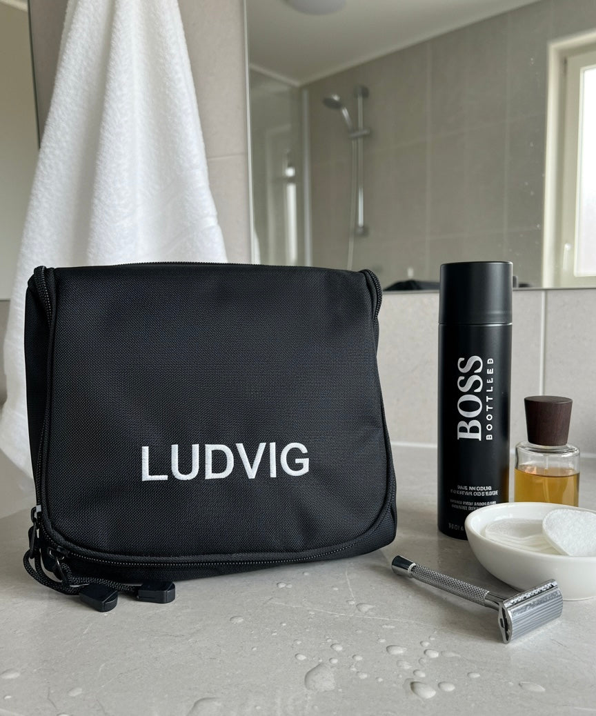 Sort toalettveske med krok – praktisk, romslig og stilren