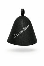 Last inn bildet i Galleri-visningsprogrammet, Jacuzzi-/badstulue i ull med brodert navn, gave som varmer i jacuzzien. Til isbading også.
