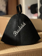 Last inn bildet i Galleri-visningsprogrammet, Jacuzzi-/badstulue i ull med brodert navn, gave som varmer i jacuzzien. Til isbading også.
