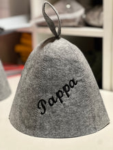 Last inn bildet i Galleri-visningsprogrammet, Jacuzzi-/badstulue i ull med brodert navn, gave som varmer i jacuzzien. Til isbading også.
