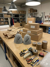 Last inn bildet i Galleri-visningsprogrammet, Jacuzzi-/badstulue i ull med brodert navn, gave som varmer i jacuzzien. Til isbading også.
