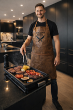 Last inn bildet i Galleri-visningsprogrammet, Skinnforkle med brodering – for ekte grillsjefer 🍖🔥
