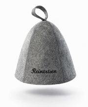 Last inn bildet i Galleri-visningsprogrammet, Jacuzzi-/badstulue i ull med brodert navn, gave som varmer i jacuzzien. Til isbading også.
