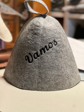 Last inn bildet i Galleri-visningsprogrammet, Jacuzzi-/badstulue i ull med brodert navn, gave som varmer i jacuzzien. Til isbading også.
