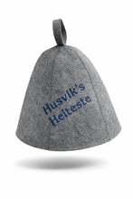 Last inn bildet i Galleri-visningsprogrammet, Jacuzzi-/badstulue i ull med brodert navn, gave som varmer i jacuzzien. Til isbading også.
