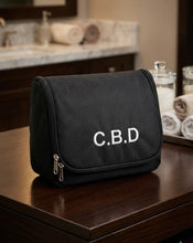 Last inn bildet i Galleri-visningsprogrammet, Sort toalettveske med krok – praktisk, romslig og stilren
