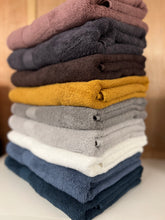 Last inn bildet i Galleri-visningsprogrammet, Deilige myke badehåndklær med brodert navn eller monogram 70x140 cm, håndklær
