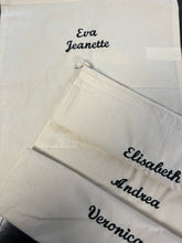 Last inn bildet i Galleri-visningsprogrammet, Bomullspose til bunadsskjorten i 100% bomull (40x48 cm) med brodert navn (dresspose, stakk etc.)
