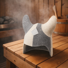 Last inn bildet i Galleri-visningsprogrammet, Kongelua med store horn, Jacuzzi-/badstulue i ull med brodert navn, varmer i jacuzzien. Til isbading også.
