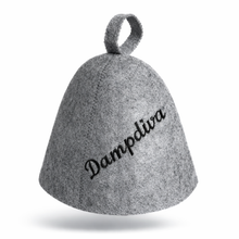 Last inn bildet i Galleri-visningsprogrammet, Jacuzzi-/badstulue i ull med brodert navn, gave som varmer i jacuzzien. Til isbading også.
