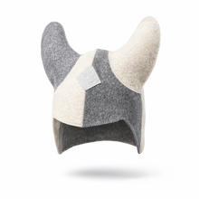 Last inn bildet i Galleri-visningsprogrammet, Kongelua med store horn, Jacuzzi-/badstulue i ull med brodert navn, varmer i jacuzzien. Til isbading også.
