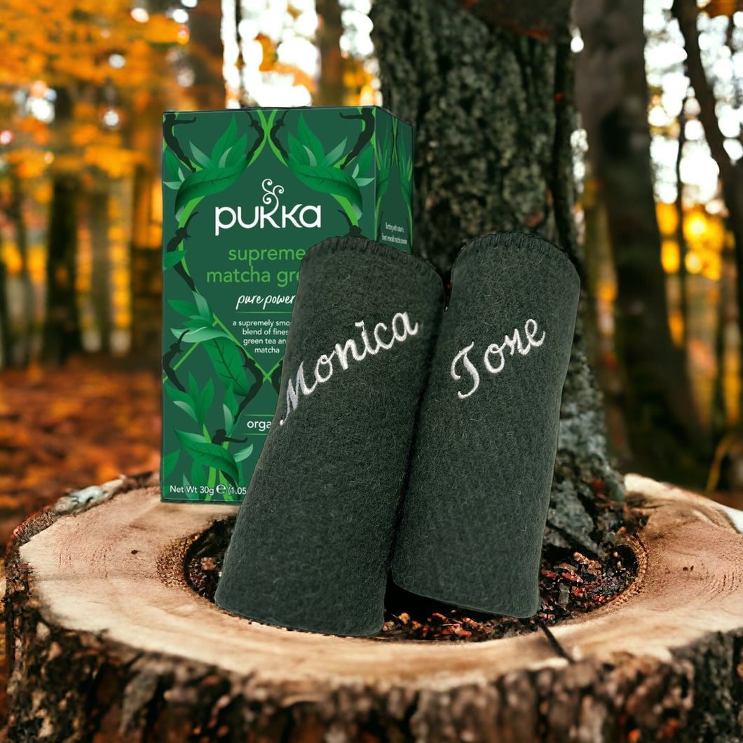 Pukka matcha green te og grønt sitteunderlag i 100% ull med brodert navn, kallenavn, turnavn...