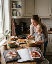 Last inn bildet i Galleri-visningsprogrammet, Vaffelduft og gode tradisjoner. Stor vaffelbok og sort forkle med lomme og personlig brodering
