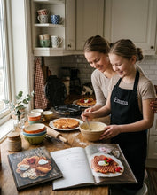 Last inn bildet i Galleri-visningsprogrammet, Vaffelduft og gode tradisjoner. Stor vaffelbok og sort forkle med lomme og personlig brodering
