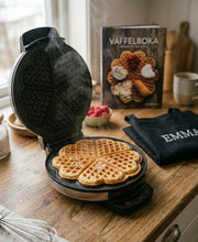 Last inn bildet i Galleri-visningsprogrammet, Vaffelduft og gode tradisjoner. Stor vaffelbok og sort forkle med lomme og personlig brodering
