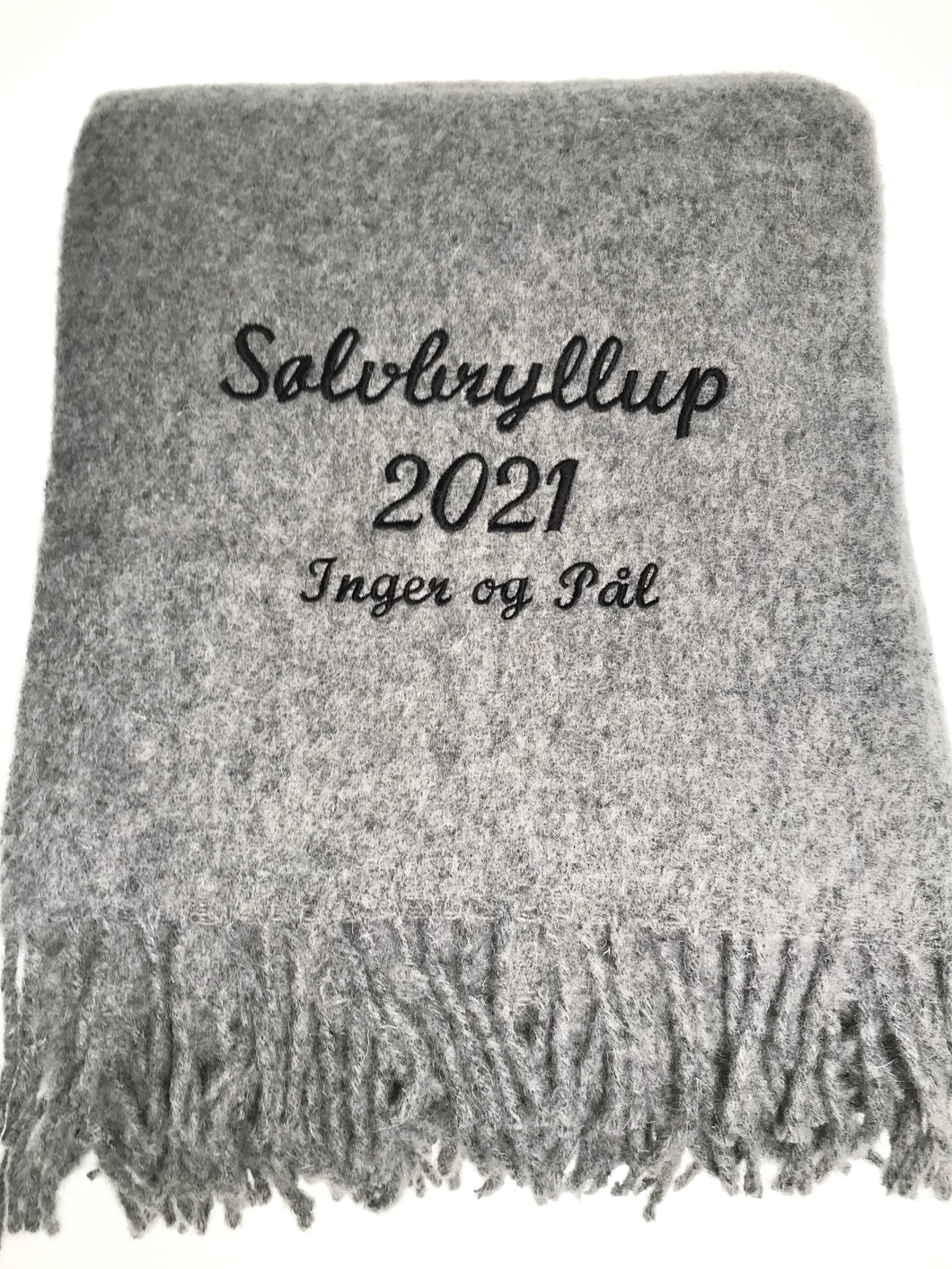 Bryllupsgave som varmer - brodert ullpledd spesialdesignet av deg