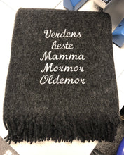 Last inn bildet i Galleri-visningsprogrammet, Mamma, Mormor, Oldemor brodert på et ullpledd valgfrie farger (5 ord er inkl.)
