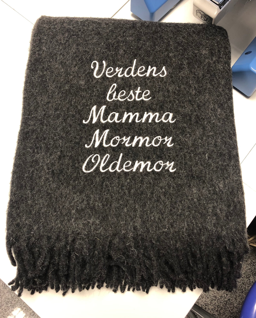 Mamma, Mormor, Oldemor brodert på et ullpledd valgfrie farger (5 ord er inkl.)