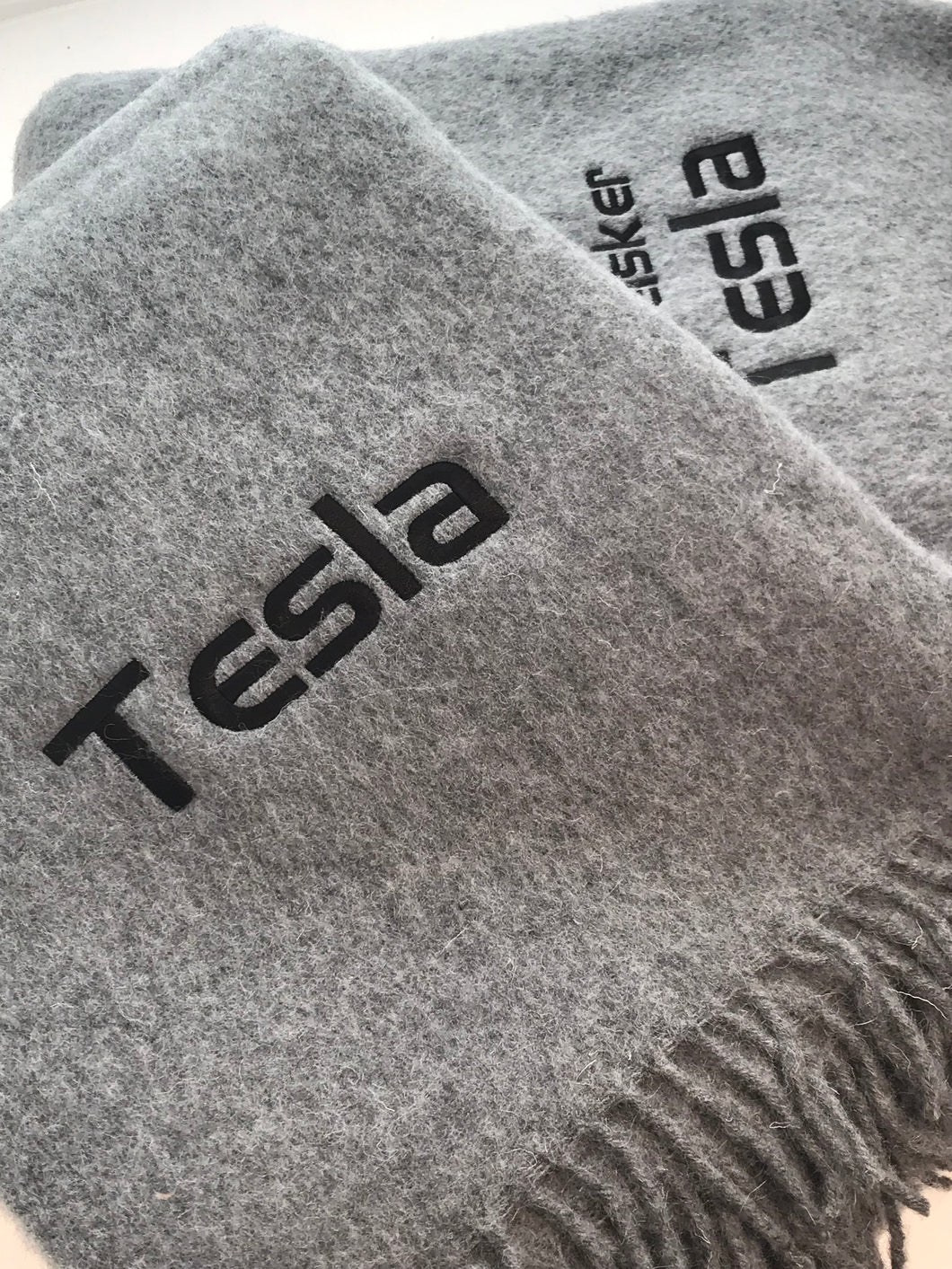 Tesla bilpledd i 100% ull, med ekstra tekst som du velger