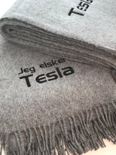 Last inn bildet i Galleri-visningsprogrammet, Tesla bilpledd i 100% ull, med ekstra tekst som du velger
