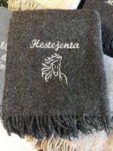 Last inn bildet i Galleri-visningsprogrammet, Hestejenta ullpledd med brodert hest og Hestejenta
